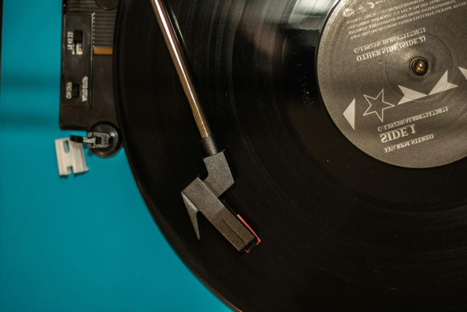 Studente che esplora concetti di teoria musicale con strumenti musicali