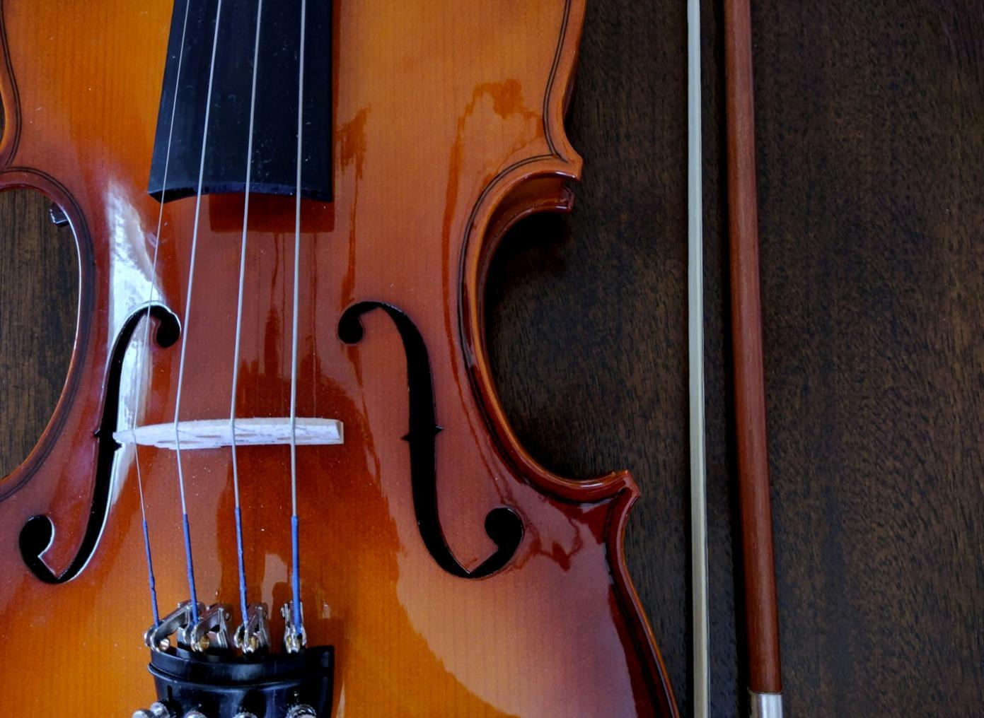 Studenti di teoria musicale in sessione di studio collaborativo