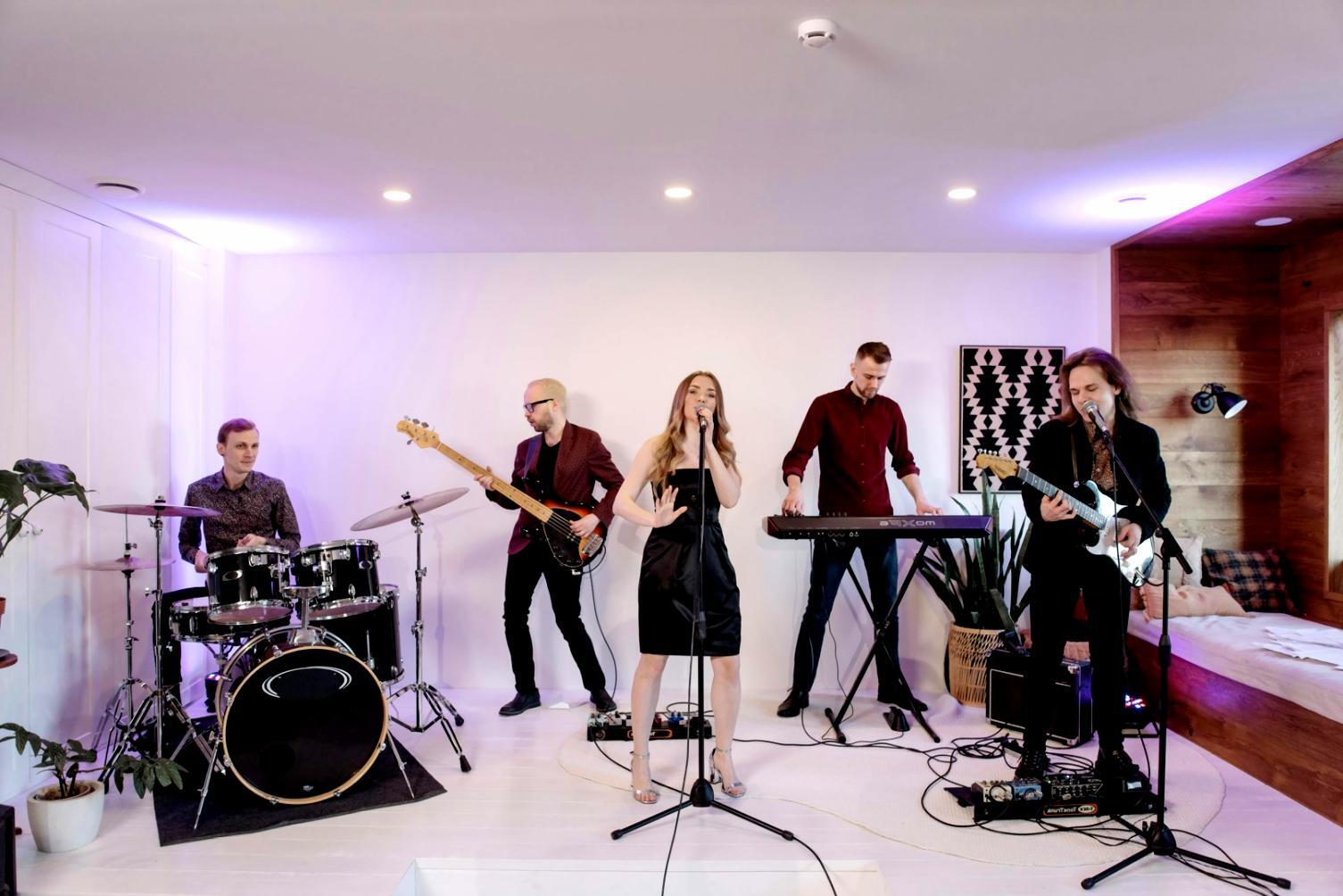 Sessione di studio di gruppo con spartiti e strumenti musicali